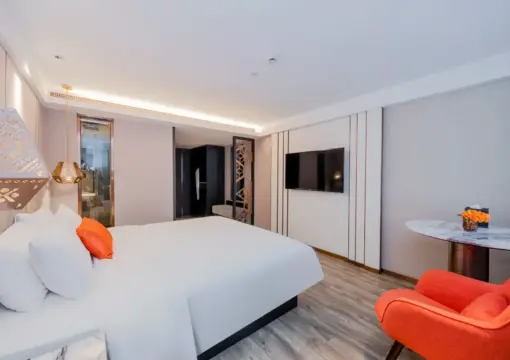 Business Double Bed Room (Mobile Screen Casting + Minibar)
