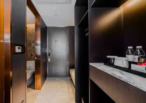 Queen Room With View
