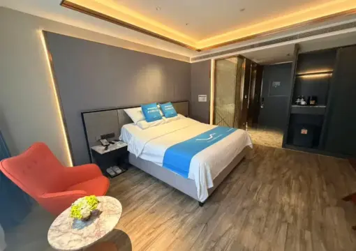 Queen Room With Memory Foam Mattress